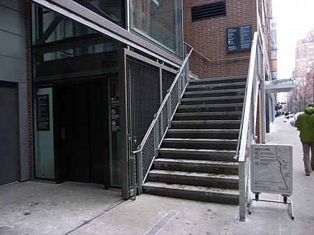 西16丁目の出入口。エレベーターもあり。