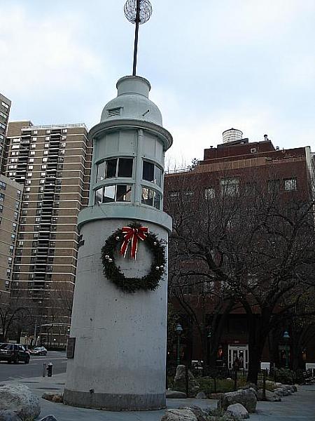 サウスストリート・シーポートのシンボル、灯台にもリースが飾られます