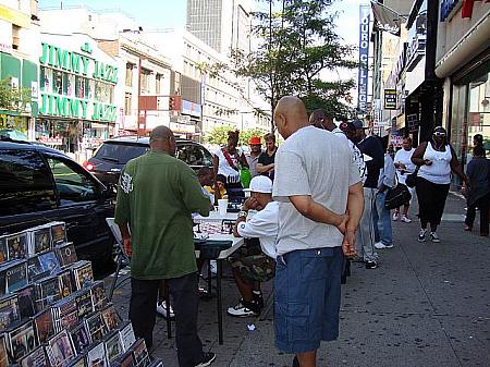 125丁目の路上でチェスをする人たち