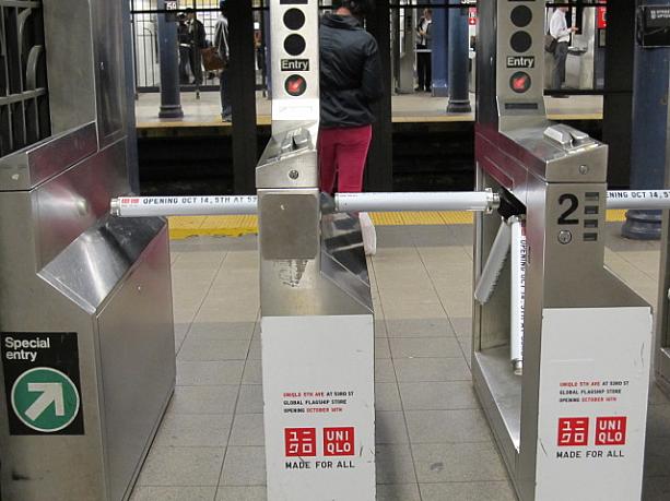 地下鉄への改札口にも。よくみると改札のバーも広告です！