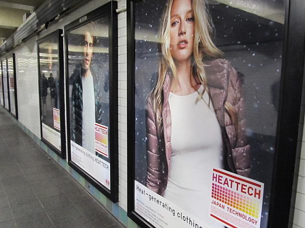 ユニクロの広告でうめつくされた地下鉄構内