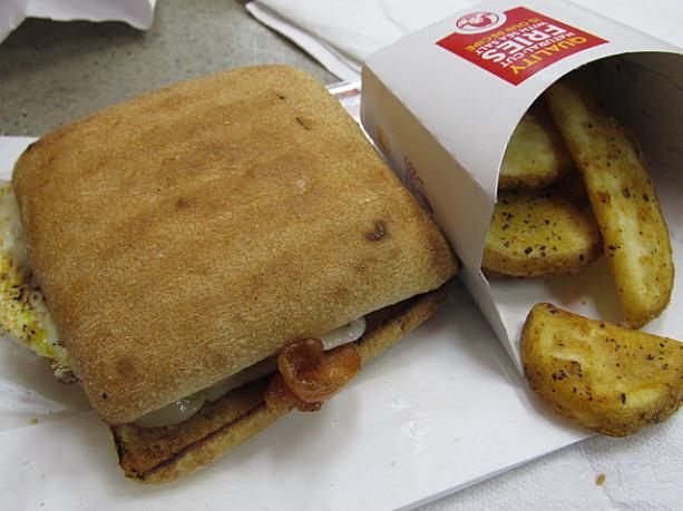目玉焼きとベーコンのサンドイッチと朝食用ポテト、質にこだわったせいか？小ぶりです。