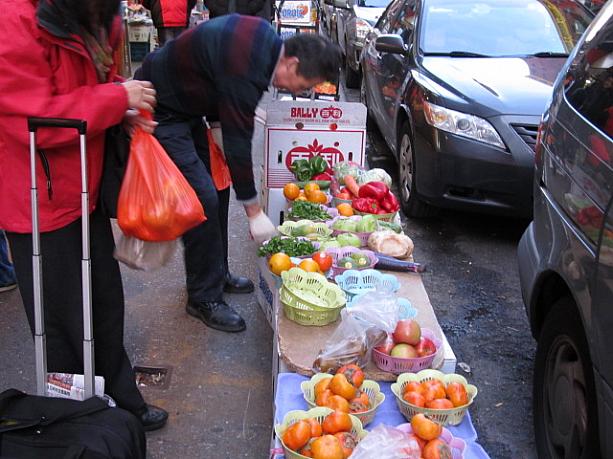 歩道の狭いスペースにも野菜が並びます。