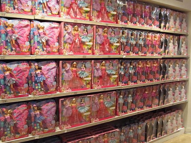 壁にずらっと並んだバービー。この4倍以上売り場には並んでいます。