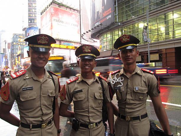 インドネシア海軍の皆さん。ポーズをとってくれました。
