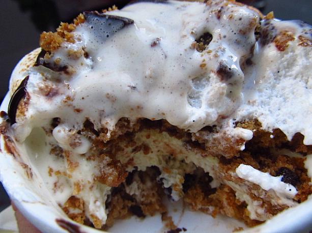 メニュー上の正式名称はアイスクリームケーキ。中は層になったスポンジとアイスクリーム。