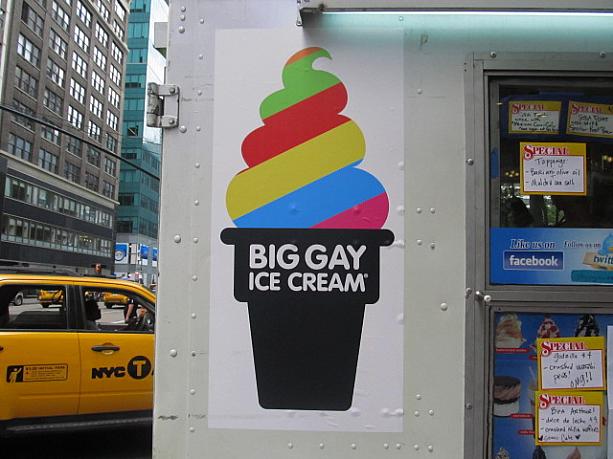 この虹色のソフトクリームのマークがビッグゲイアイスクリームの目印ですよ。
