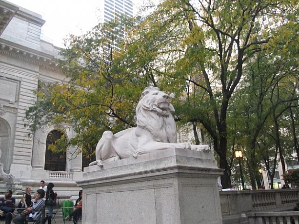 ニューヨーク市立図書館を見守るライオン。人気撮影スポットでもあります。