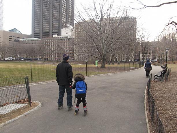 朝は通勤・通学の人達も公園を行き交います。この親子はローラーブレードが通学手段。