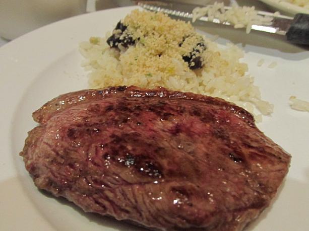 ピカーニャとご飯とブラックビーンズ。いただきま～す。アメリカ料理に飽きたらブラジル料理はいかがでしょうか？