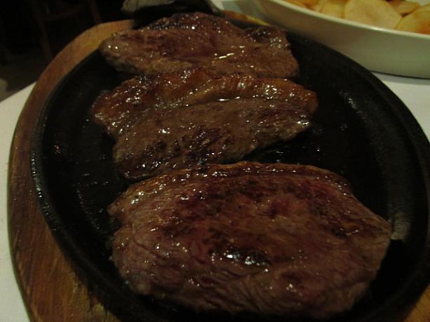 これはピカーニャと呼ばれるステーキのようなもの。お肉のふちには脂身たっぷり。ジュウジュウ言ってます。