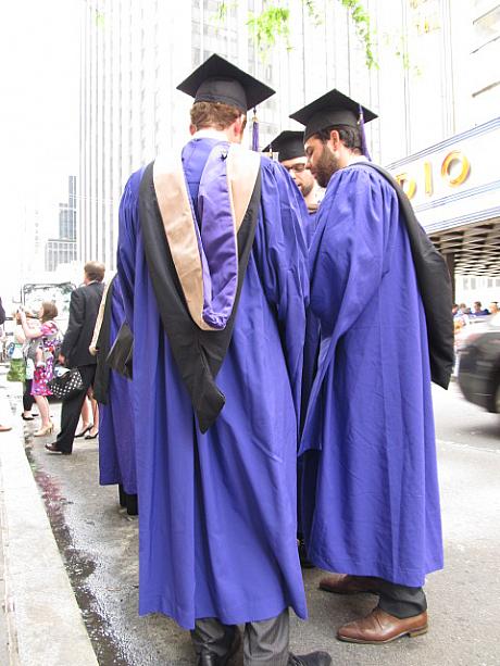 NYU（ニューヨーク大学）の卒業式です！NYUのスクールカラーの紫のガウンに身を包んで晴れの日です。