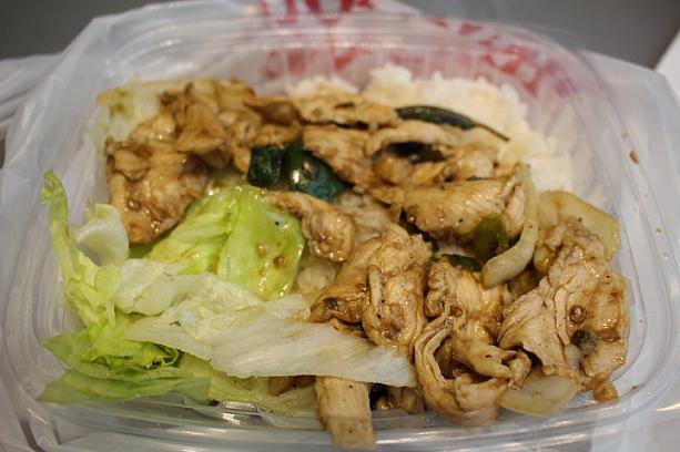 ナビはタイ料理屋台でチキン＆バジルの炒め物にしました。これで6ドル。