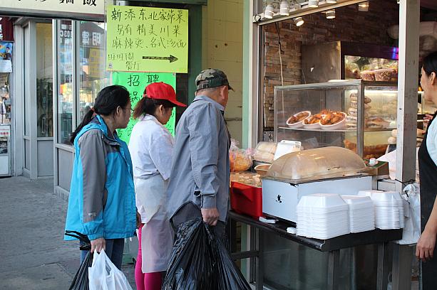 夕方は路上のお惣菜屋さんが大繁盛。中国各地、台湾、香港、いろいろなお店が目に付きます。<br>ナビも夕食買っちゃおうかな～