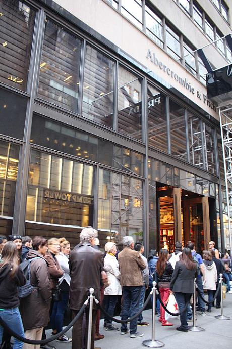 おっ！この行列は？アバクロの入店待ちの人達。まだ外で並ぶのは苦にならないですよね。