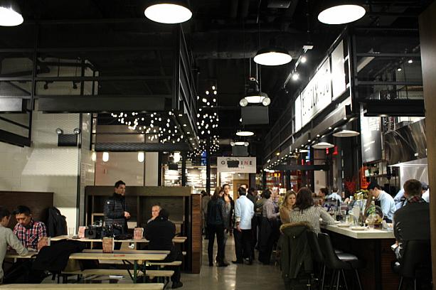 話題の飲食店8店が集合。予想していたより広くてフードコート形式の席もあれば、