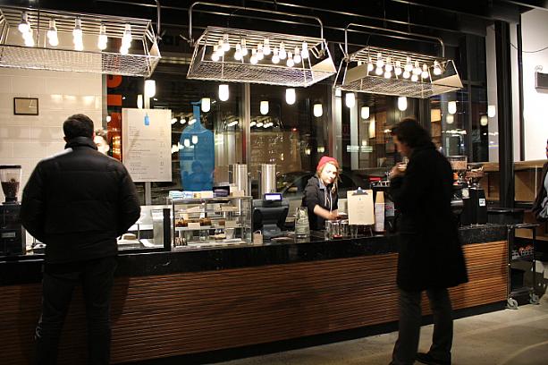 1杯ずつ淹れてくれるコーヒーが美味しいブルーボトルコーヒーも出店。<br>ナビここのコーヒー好きなんですよね～。