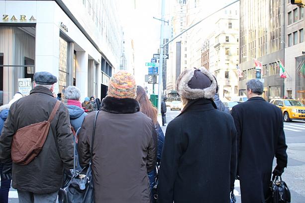 街行く人達は帽子はかかせません。耳までかくれるタイプのものがおすすめです。