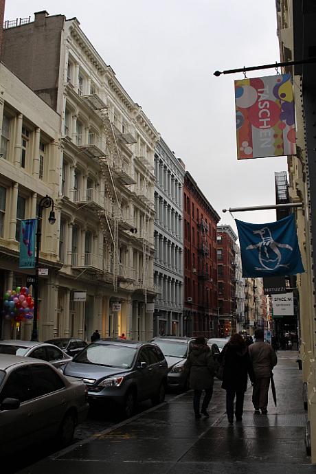 ソーホーの魅力はキャスト・アイアンビルに看板代わりの各ショップの旗がアクセントになった街並み。