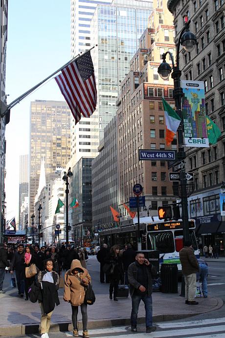 パレードが行われる5番街にはアイルランドの国旗が登場。