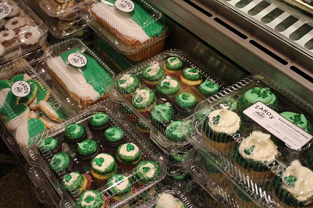 近づいてみると、緑のカップケーキに
