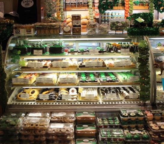 ケーキ屋さんの店頭もいつもと違う雰囲気。