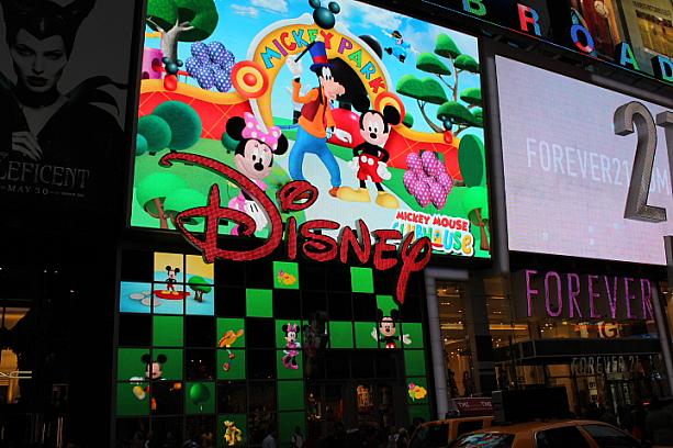 タイムズスクエアのディズニーストアー。今や大人気のアナと雪の女王（原題：フローズン）グッズを探して立ち寄ってみたら、