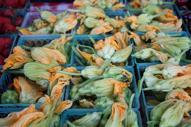 さて、これは？ズッキーニの花です。炒めて、オムレツの具にすると美味しいとのこと。