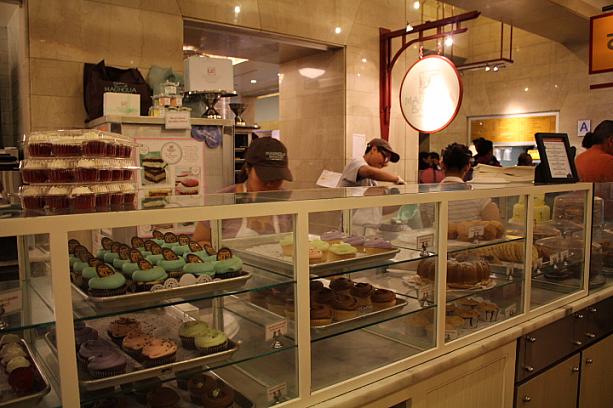 さっそく、地下のフードコートにあるお店に直行です。