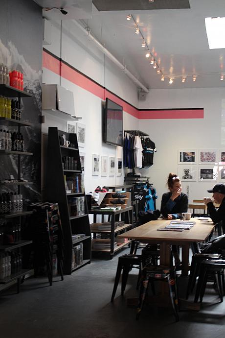 実はこちらサイクリングショップ内のカフェ。<br>サイクリングショップ、カフェ、アートと異業種のコラボも多いニューヨーク。