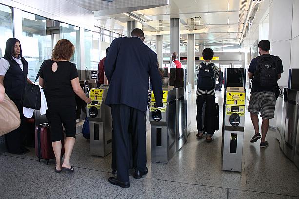 電車のニューアーク空港駅からはエアトレインに乗ってターミナルへ移動。<br>先ほどの切符のQRコード部分を改札に読み込ませるシステム。
