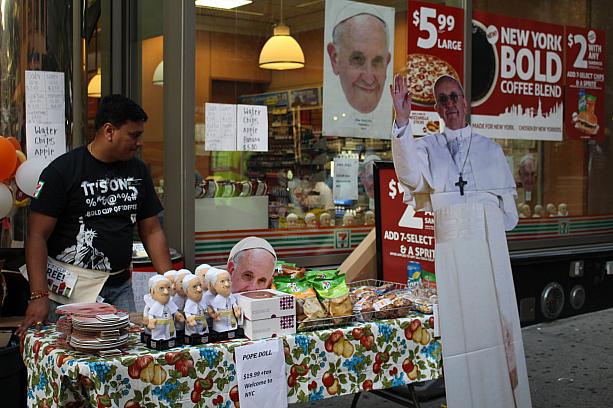 店先になんとローマ法王グッズコーナーが出現。