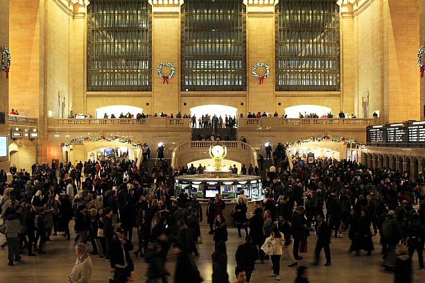 クリスマス前のグランドセントラル駅。あわただしく通り過ぎる人達でいっぱいですねぇ～。