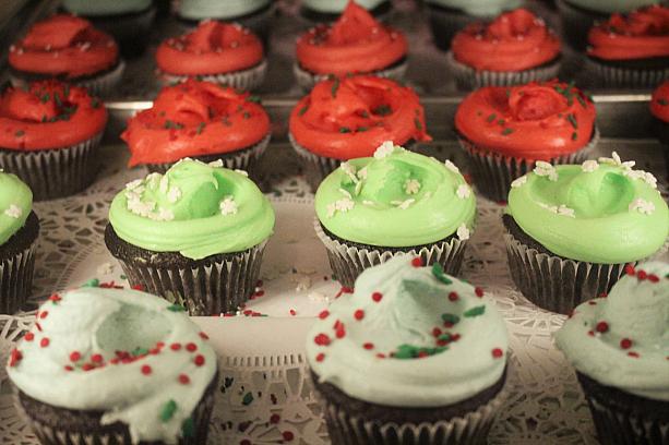 地下のフードコートのマグノリアベーカリーではクリスマスカラーのカップケーキを発見。