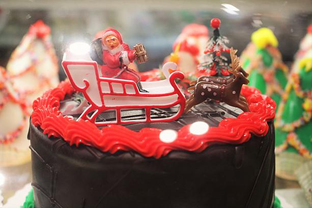 クリスマスケーキ。ナビが子供の頃はこんなケーキが主流だったような、なつかしい～<br>真っ赤なクリームがアメリカ的です。