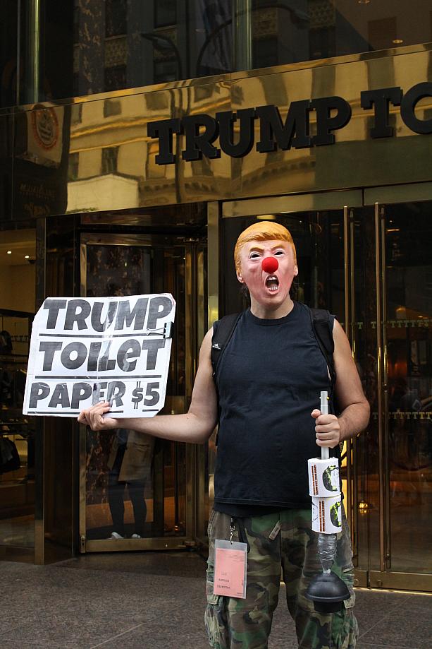 そしてトランプタワーの前ではあの人が吠えてます！<br>トランプトイレットペーパー販売中！？