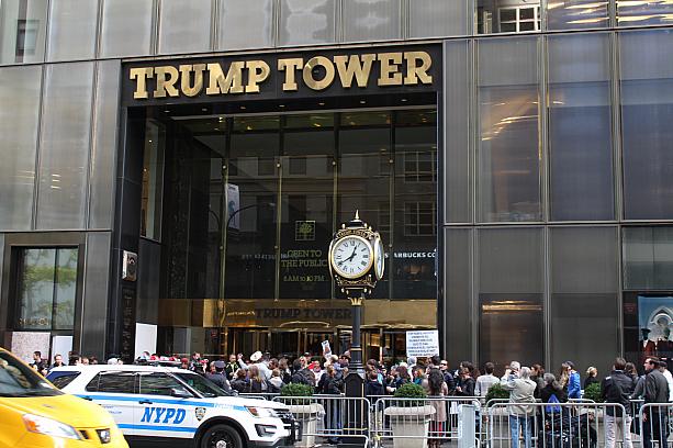 今、注目スポットと言えばトランプタワーです。この人だかり！