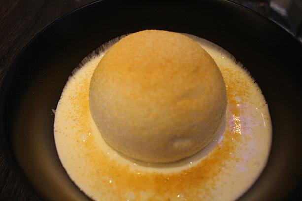こちらのデザート、I'ile Flottante。これは見た目インパクトあります。<br>真ん中の丸いのは何かなと思っていたら、メレンゲでした。周辺はバニラベースのソース。
