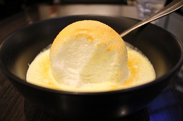 食べてみてビックリ！<br>バニラ味とフワフワメレンゲのやさしい味に表面の砂糖のお焦げがアクセントでズバリ美味しいです。