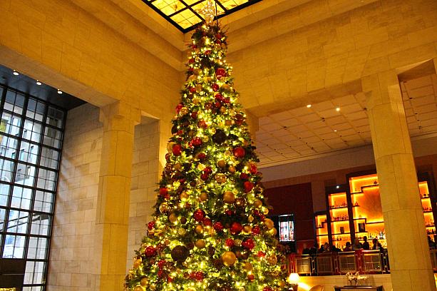 ロビーに大きなクリスマスツリーはフォー・シーズンズホテル。