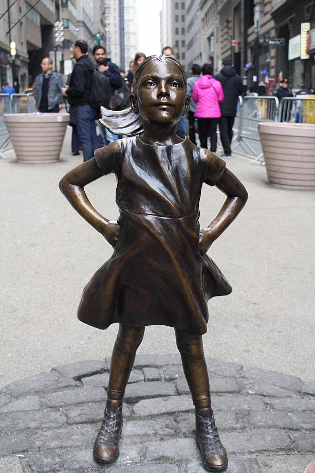 なんと国際女性デー前夜の3月7日に女の子の銅像が登場。<br>Fearless Girlと呼ばれ、あっという間に大人気になりました。