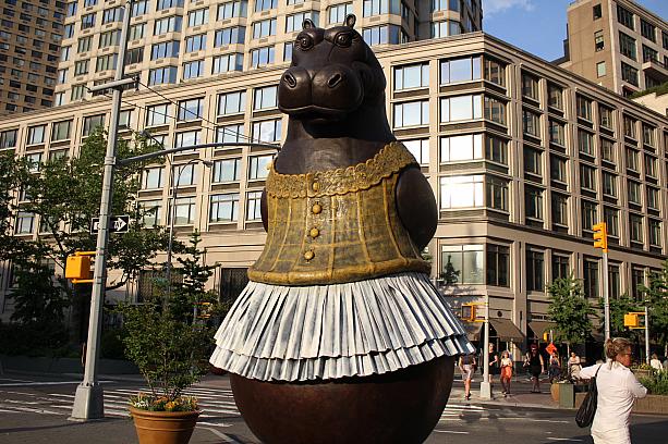 そしてリンカーンセンター前にはこれまたバレリーナがテーマのアートがあります。<br>カバのバレリーナですね。