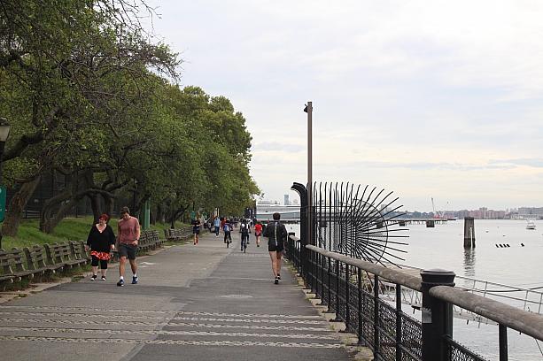 ニューヨークの西側を流れるハドソン川沿いです。遊歩道が整備されていてお散歩スポットでもあるんですよ～。