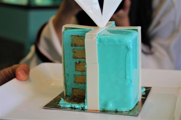 お隣の席の人がオーダーしていたThe Blue Box Celebration Cake（36ドル）。<br>店内もティファニーブルーで統一されていてファンにはたまらないでしょう。