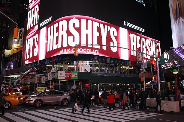 タイムズスクエアにどーんと目立つハーシーズのネオン。ハーシーズってそうあのチョコレートメーカーです。