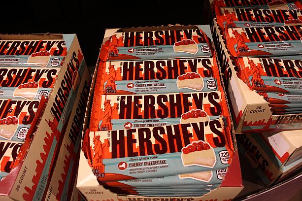 おすすめはチェリーチーズケーキ味のチョコレート。2017年夏に売出されたアメリカの観光都市シリーズの一つです。<br>発売当初はドラッグストアーでも見かけましたが最近は見かけないかも。ここでしか買えないかな？！