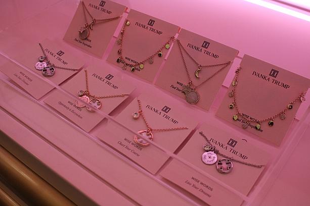 アクセサリー等が買えます。お値段はお手頃。
