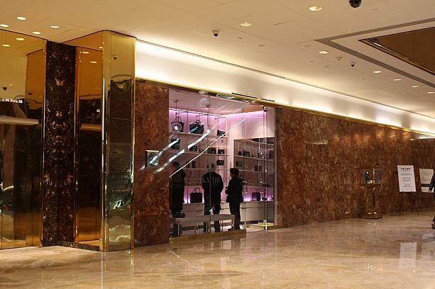 お店はトランプタワー1階ロビーにあります。メイシーズやブルーミングデールズなどでの取り扱いはありますが<br>直営店はアメリカでもここだけなんですよ。