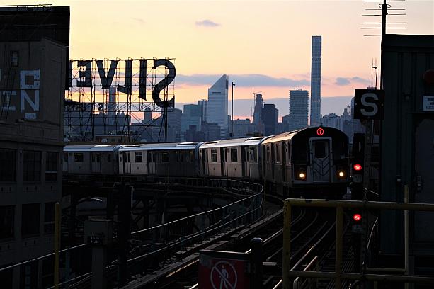 ナビの地下鉄7番線の楽しみはマンハッタンが見える景色。これはクイーンズボロプラザ駅。