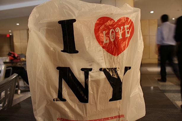 こちらのお店のランチスペシャルはテイクアウトのみなので、<br>お持ち帰りしました。I Love NYの袋に入ってます♪